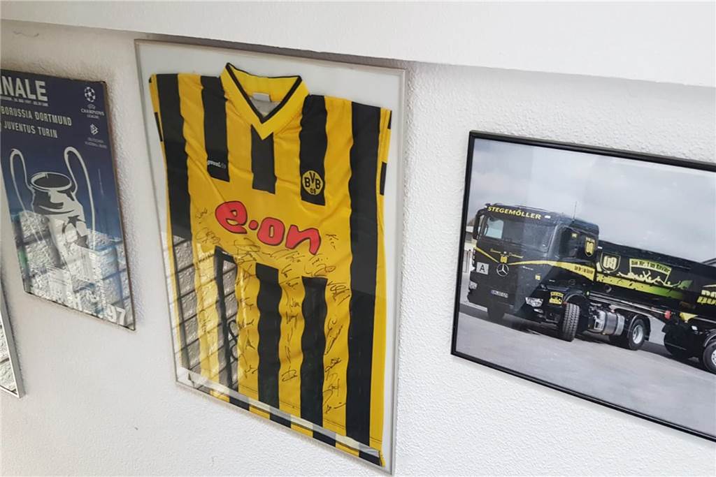 BVB-Fan fuhr früher den Meistertruck rund um den Borsigplatz Der Hausflur von Familie Rottmann gleicht ienem kleinen "Borusseum": Das PLakat vom Champions-League-Finale gegen Turin 1997, ein handsigniertes Trikot und ein schwarz-gelber Truck.