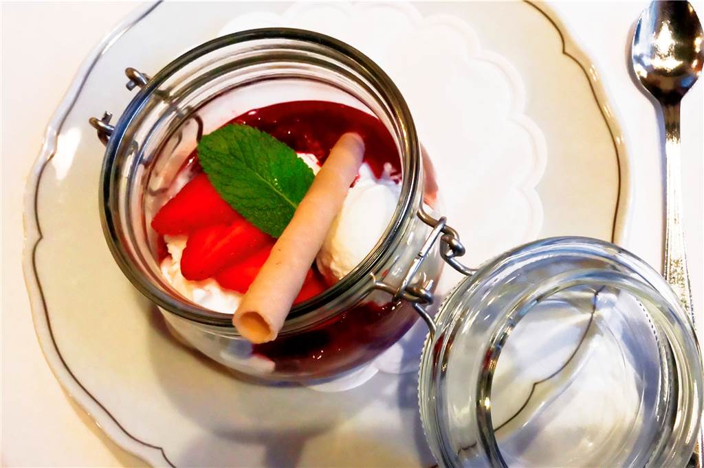 Im Heidehof gibt es Spitzenküche mit französischer Note Der hausgemachte Joghurt-Himbeerbecher im Weck-Glas hat total überzeugt.