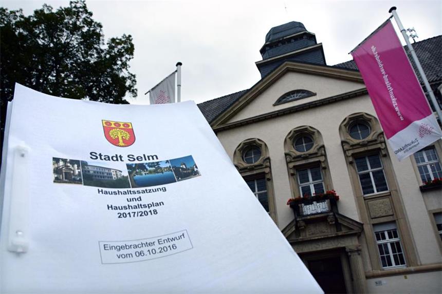 Die Stadt Selm rechnet mit Haushaltsüberschüssen Der Haushaltsentwurf für die Jahre 2017 und 2018. Für beide Jahre plant die Kämmerin mit einem leicht positiven Ergebnis.