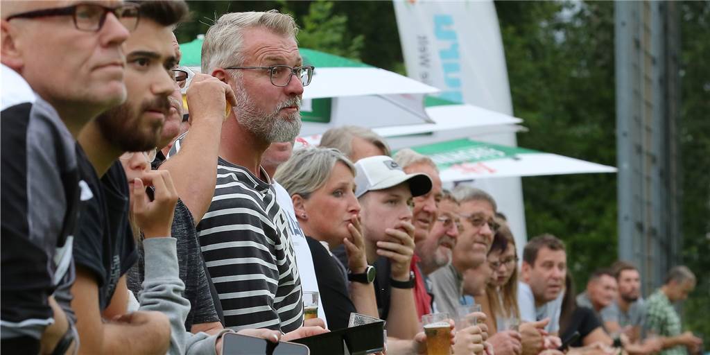 Zuschauer „meckern und schimpfen“: Stadt Dortmund bittet beim Hecker-Cup zur Kasse Zuschauer stehen am Seitenrand und verfolgen ein Spiel des Hecker-Cups im Aplerbecker Waldstadion.