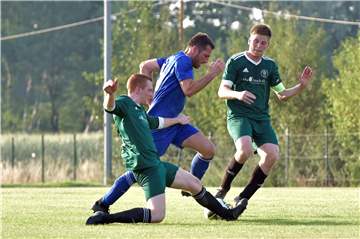 Der Heeker Spielertrainer Rainer Hackenfort (Mitte) wird vom Abwehrspieler Benedikt Wischemann gestoppt. SC-Kapitän Andre Wenning (r.) sichert ab.
