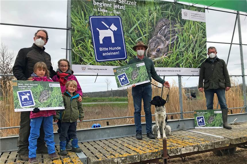 Hegering Werne warnt vor tödlichen Gefahren für Tier-Nachwuchs Der Hegering Werne macht mit einer Plakataktion auf den Schutz des Wildnachwuchses aufmerksam. Hier am Kreisverkehr Münster-/Nordlippestraße.