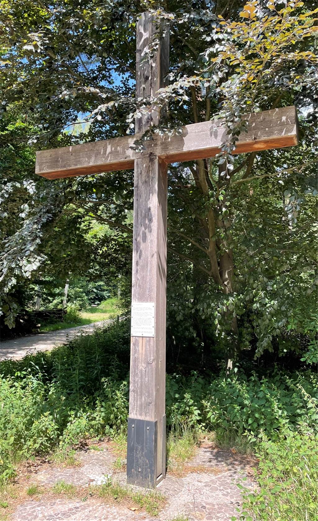 Heiligtum im Wald: Mario Niehues brennt für die Haard und Flaesheim Der "heilige Baum" an der Weggabelung. Auf der Bodenplatte unter dem Kreuz ist ein Stern zu erkennen. Von diesem Ort führen die Pfade Richtung Flaesheim, Sinsen und Oer-Erkenschwick.