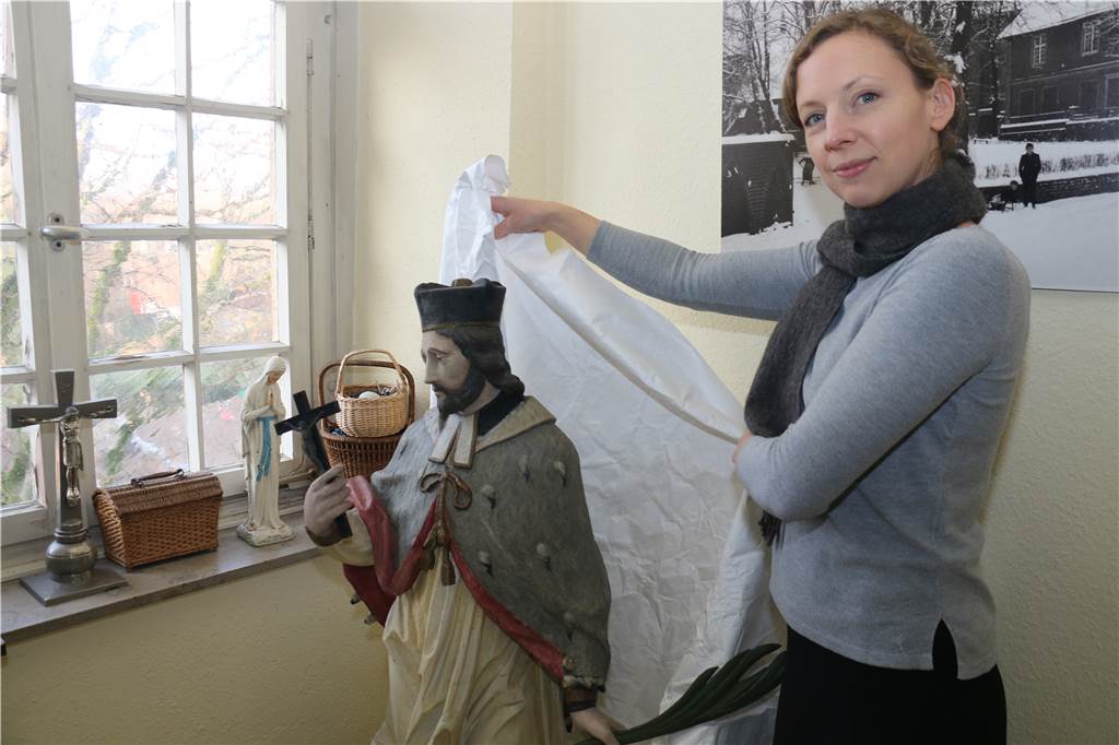 Figur an Fußgängerbrücke fehlt: Kehrt Heiliger Nepomuk nach dem Brückenabriss wieder zurück? Der Heilige Nepomuk im Exil: Die Figur wurde in Sicherheit gebracht. Nun steht sie im Stadtmuseum, wie Museumsleiterin Dr. Constanze Döhrer zeigt.