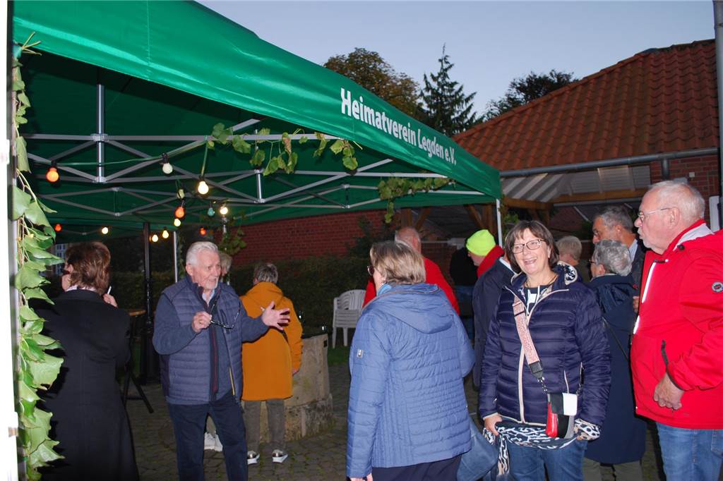 Gäste am Pavillon