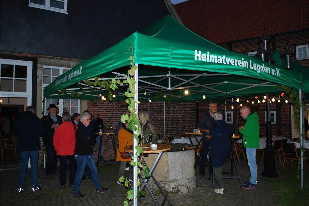 Gäste am Pavillon draußen