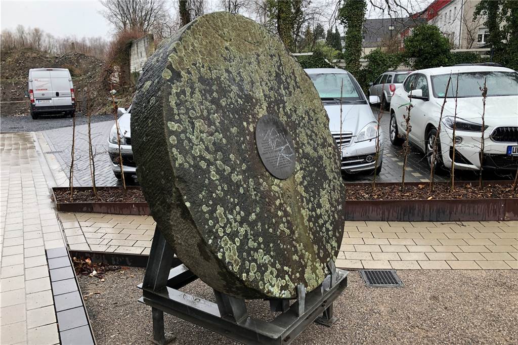 Neuer Blickfang in Husen: Sparkassen-Neubau schreitet voran Der Heimatverein Kurl/Husen hat auf dem neuen Dorfplatz hinter der Vorwerk-Bäckerei, dem ehemaligen Sacré Coeur, einen historischen Mühlstein aufgestellt