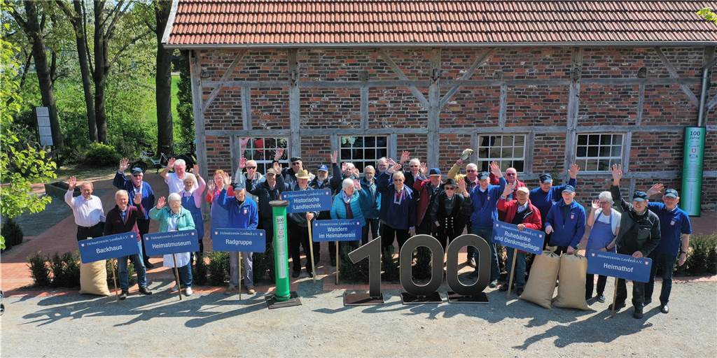 Lembecks vielseitigster Verein feiert 100-jähriges Bestehen (mit Video) Aktive des Heimatvereins Lembeck winken in die Kamera und freuen sich auf das Jubiläumswochende