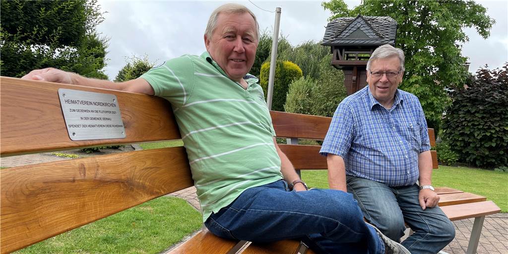 Heimatverein Nordkirchen spendet Bänke im Gedenken an Flutopfer im Ahrtal Der Heimatverein Nordkirchen spendet drei Bänke ins Ahrtal, die Bernhard Schriever (r.) gebaut hat. Zusammen mit Rudi Schürmann bringt er die Bänke in die Flutregion.
