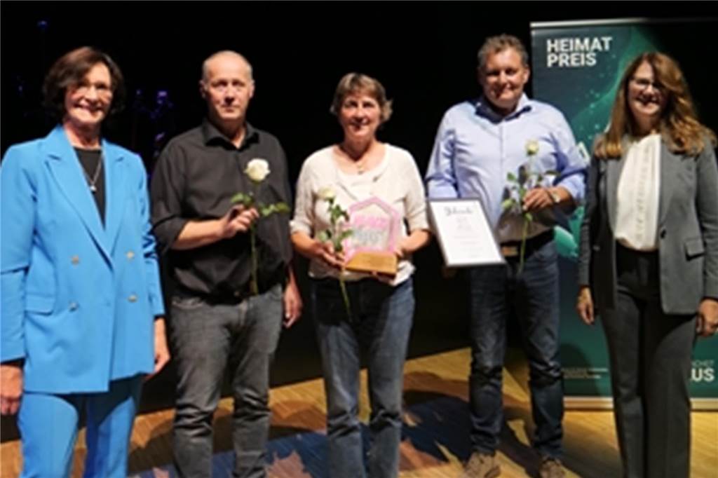 Bullemänner sorgen bei Ahauser Ehrenamtsgala für gute Laune Renate Schulte, Vorsitzende des Ausschusses für Kultur, Tourismus und Ehrenamt, Preisträger Heimatverein Wessum und Bürgermeisterin Karola Voß