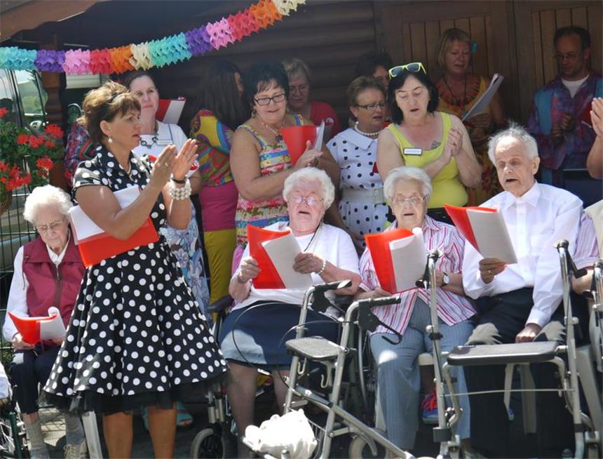 Sommerfest wurde zur "Reise durch die Jugend" Der Heimchor unterhielt die Bewohner und die Gäste des Sommerfestes.