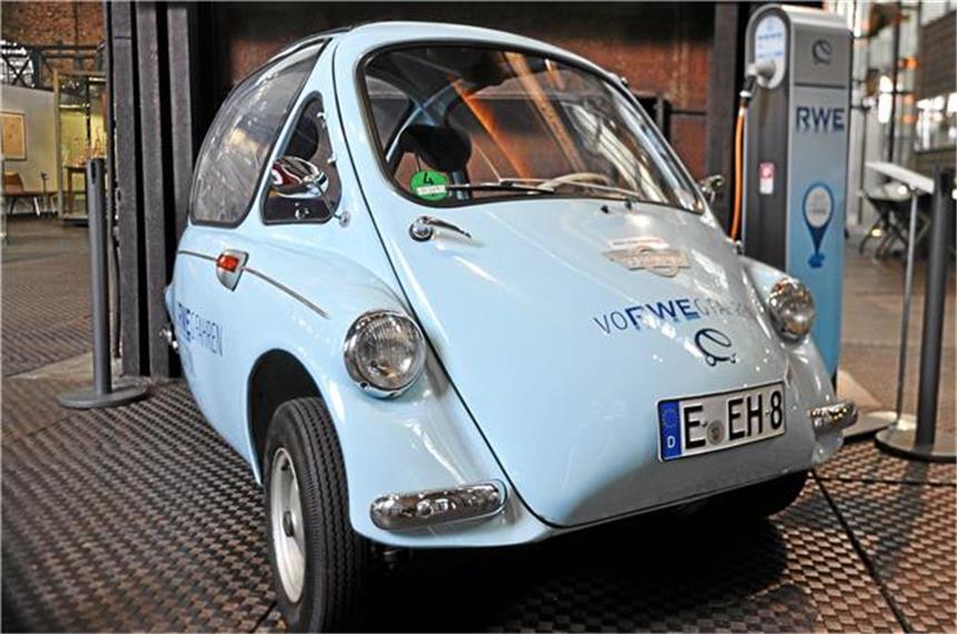 „Aufgeladen“ zeigt intelligente Ansätze für die Zukunft Der Heinkel Kabinenroller wurde 1963 gebaut. RWE-Azubis bauten den Oldtimer zum Stromer um. Balas