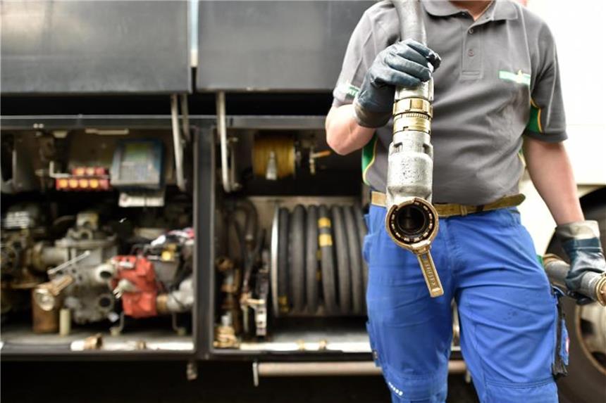 Benzin und Heizöl werden teurer Der Heizölpreis liegt nach Erhebungen in den größeren Städten bei 70 Euro für 100 Liter. Vor einem Jahr lag er noch bei 55 Euro. Foto: Angelika Warmuth