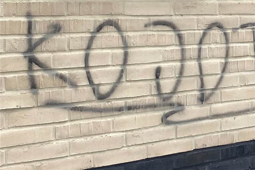 „Absolut uncool“: Bürgermeister nimmt Stellung zu Vandalismus in Selm Der helle Klinker der Zweifachturnhalle ist beschmiert worden.