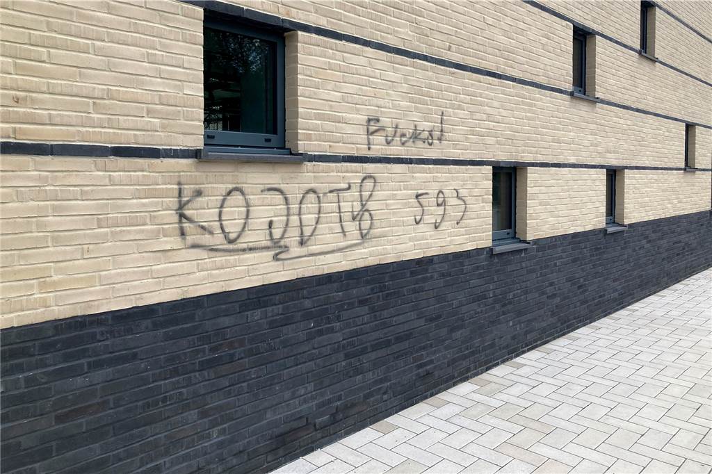 Vandalismus im Auenpark: Eine Chronik aus dem ersten Jahr Der helle Klinker der Zweifachturnhalle in Selm ist beschmiert worden.