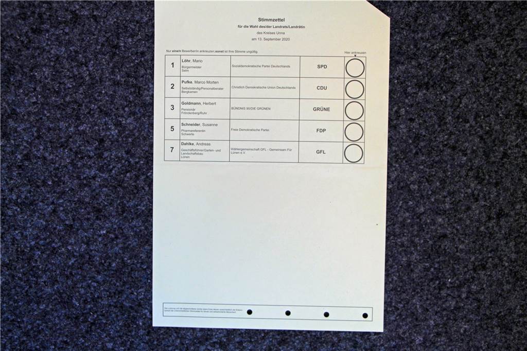 Gelochte Scheine und eigentümliche Nummern - seltsame Stimmzettel 2020 Der hellgelbe Stimmzettel listet die sechs Kandidaten für die Landratswahl im Kreis Unna auf.