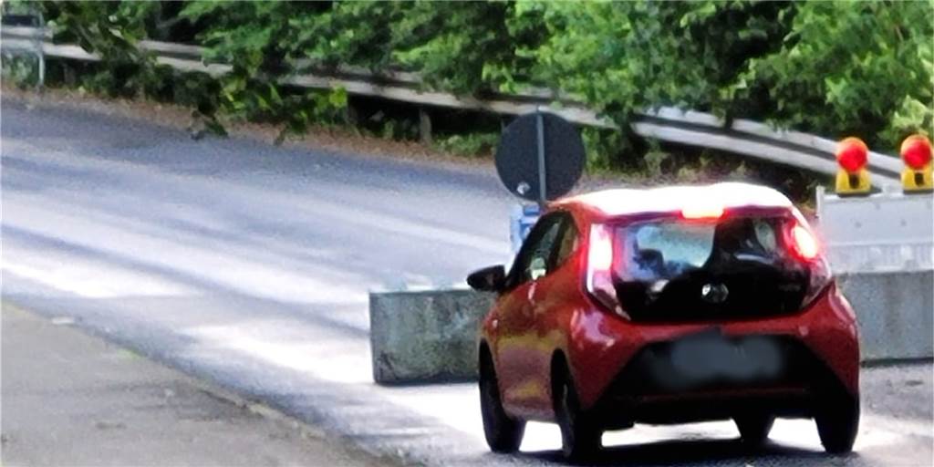 Betonwürfel hilft nicht: Auto ignoriert Absperrung in Castrop-Rauxel Der Hellweg ist zu Testzwecken gesperrt. Alle wollen das offenbar nicht verstehen.