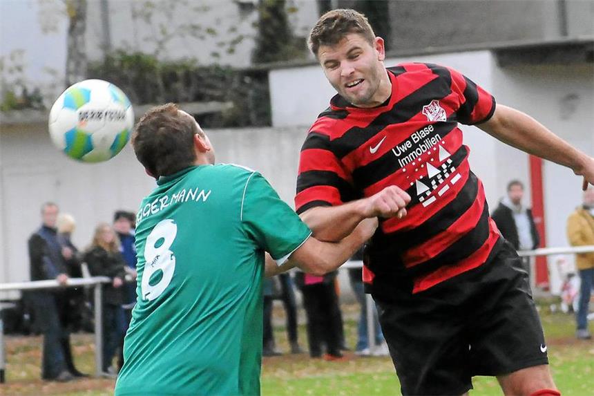 Henrichenburg spielt remis trotz Improvisation – alle Ergebnisse Der Henrichenburger René Niewind (rotes Trikot) erzielte in der 16. Minute das zwischenzeitliche 1:0 beim 2:2-Remis gegen die SG Suderwich.