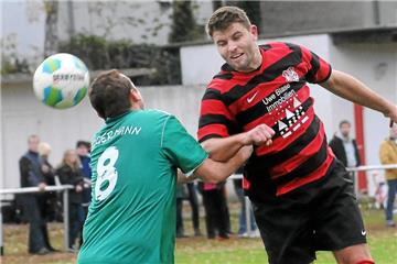 Der Henrichenburger René Niewind (rotes Trikot) erzielte in der 16. Minute das zwischenzeitliche 1:0 beim 2:2-Remis gegen die SG Suderwich.