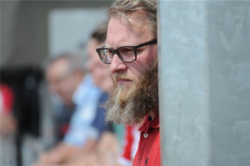 Viererpack bringt die SG Castrop in das Viertelfinale Der Henrichenburger Trainer Michael Heu war in der zweiten Halbzeit mit der Chancenausbeute seines Teams zufrieden.