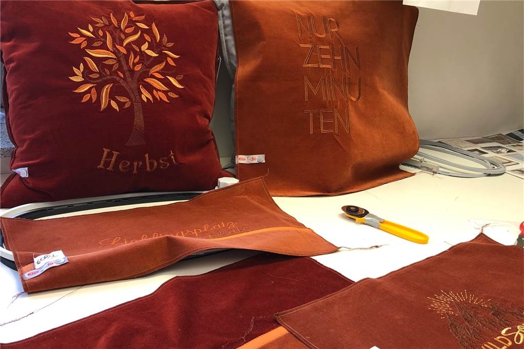 Designerin aus Ahaus macht Mode mit Kissen Der Herbst ist da! Jedenfalls im Brökers-Atelier.
