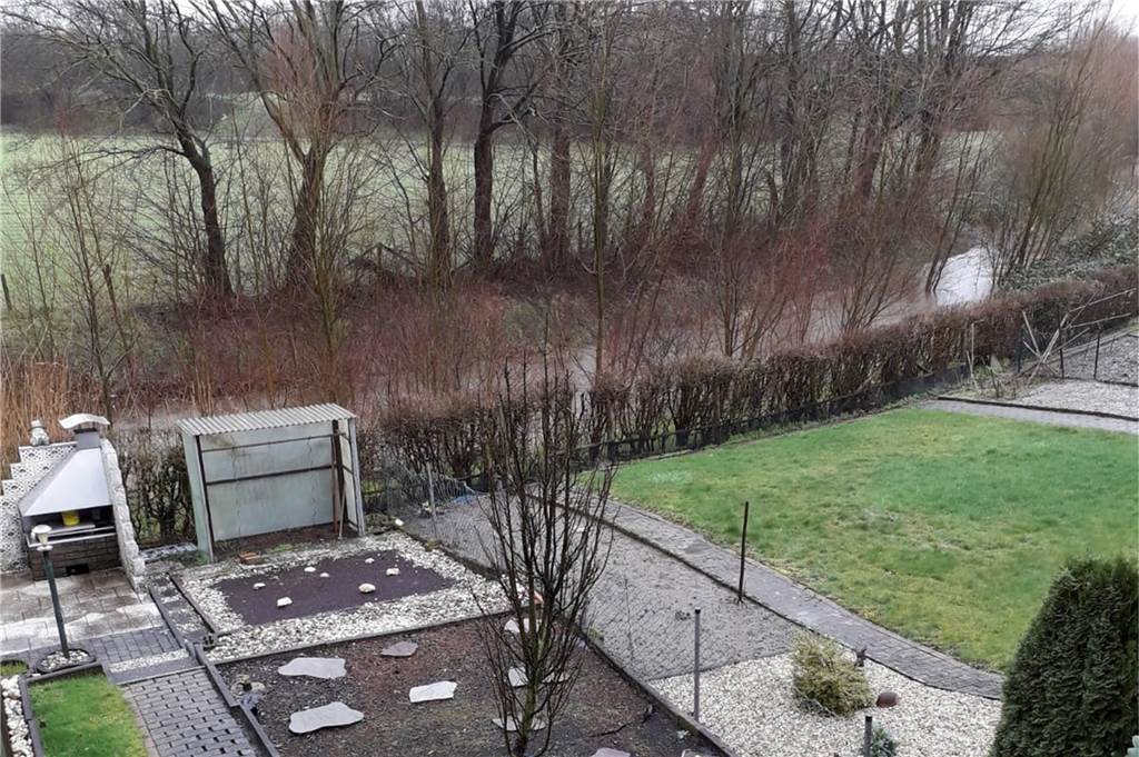 Hochwasserlage an Emscher und den Zuflüssen: Anwohner in Sorge Der Herdicksbach in Ickern fließt hinterm Garten von Thomas Stankowski. Er stellte uns dieses Bild von Sonntag zur Verfügung.