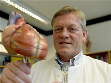 Der Herzchirurg Axel Haverich bezweifelt, dass erhöhte Blutfettwerte zu Arteriosklerose führen. Seinen Studien zufolge stammt das Cholesterin von abgestorbenen Zellen. Foto: Holger Hollemann