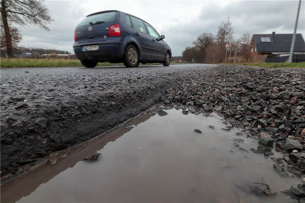 Umfrage zu „schlechtesten Straßen“: In Stadtlohn ist Geduld gefragt Ein Auto fährt über den Hessenweg.