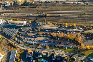 Der heutige Pendlerparkplatz wird bekanntlich zur anderen Seite des Bahnhofs verlagert und dann mit Ärztehaus und Gewerbebetrieben bebaut.