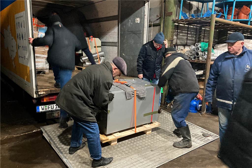 Vorbei an frischen Gräbern und wartenden Lkw: Günther Goldstein begleitet Hilfskonvoi in Ukraine Der Hilfskonvoi brachte Materialien zur Wiederherstellung der Infrastruktur in die Ukraine.