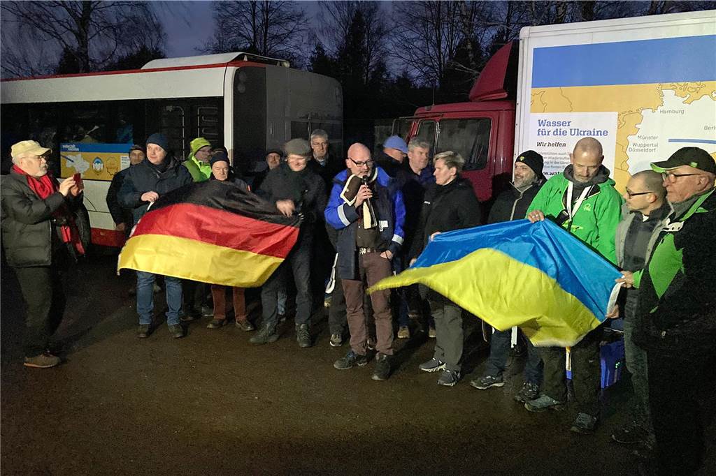 Vorbei an frischen Gräbern und wartenden Lkw: Günther Goldstein begleitet Hilfskonvoi in Ukraine Der Hilfskonvoi ist gelebte deutsch-ukrainische Freundschaft.