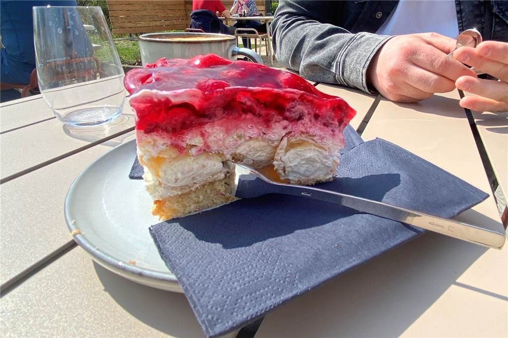 Burger und Büffel-Mozzarella zwischen Rapsfeldern: So schmeckt’s am Wibbelings-Hof Der Himbeer-Schmand-Kuchen mit eingebackenen Windbeuteln war der leckere Abschluss des Besuchs am Wibbelings Hof.