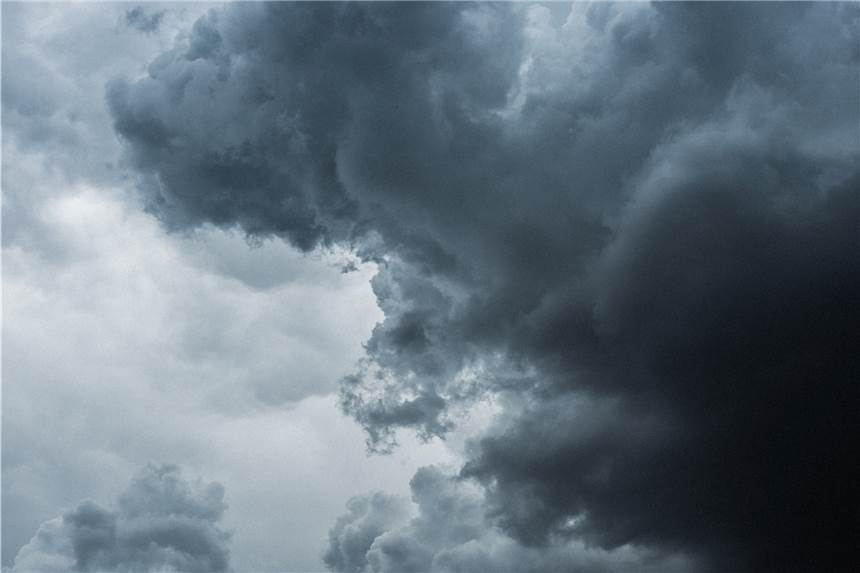 Neben extremem Dauerregen: Wetterdienst warnt nun auch vor schwerem Gewitter Der Himmel über Dortmund bleibt auch weiterhin grau (Symbolbild).