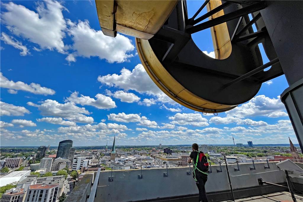 Dortmunds Job mit der besten Aussicht: Gerrit Hecht steigt dem U aufs Dach Der Himmel über Dortmund: Direkt unterhalb des vierfachen goldenen U (eines für jede Himmelsrichtung) genießt Hecht den Blick über Dortmunds City. Es ist die wohl spektakulärste Dachterrasse der Stadt.