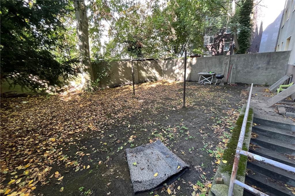 Toter Mann liegt im Hinterhof - Anwohnerin: „Das war ein Schock“ Der Hinterhof an der Clausthaler Straße, in dem die Polizei die Leiche des Mannes gefunden hat.