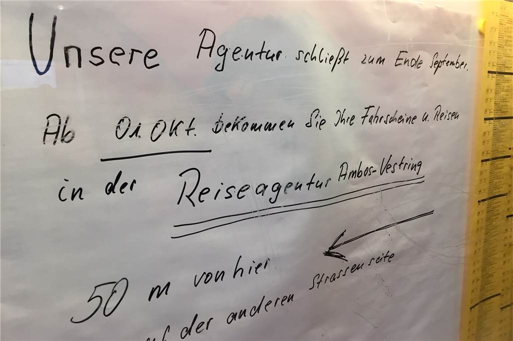 Hauptbahnhof: Wie steht es um Einkaufsmöglichkeiten, Toiletten, Sauberkeit und Service? Der Hinweis im Erdgeschoss ist nicht ganz frisch, stimmt aber immerhin.