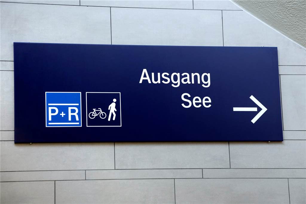 „Von einem Musterbahnhof ist der Bahnhof Haltern noch weit entfernt“ Der Hinweis zum See weist in Südrichtung zum Park and Ride Parkplatz, eine Anschlussbeschilderung fehlt aber.