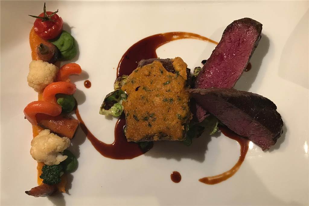 Ein Hauch von Sterne-Küche im Dorfgasthof Wissing Der Hirschkalbsrücken wurde von einer Café-de-Paris-Kruste überzogen. Dazu wurden Kartoffelmousseline und glasiertes Gemüse gereicht.