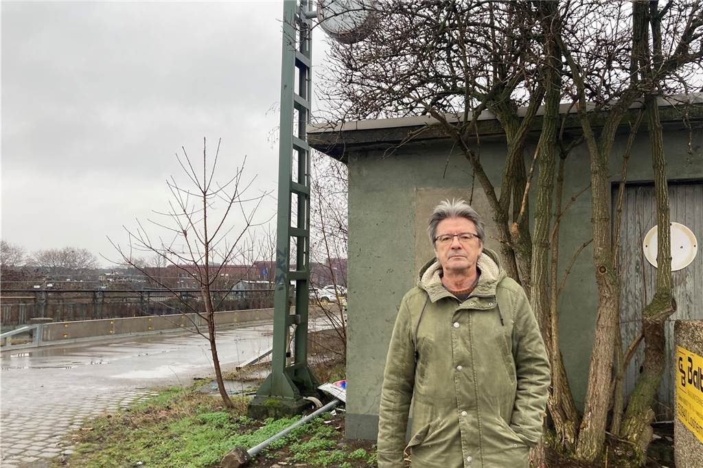 Jüdisches Leben: Else und Salomon Heimberg wurden nach Riga deportiert Der Historiker Dr. Rolf Fischer auf dem früheren Bahnareal an der Treibstraße. Von hier startete die Deportation nach Riga.