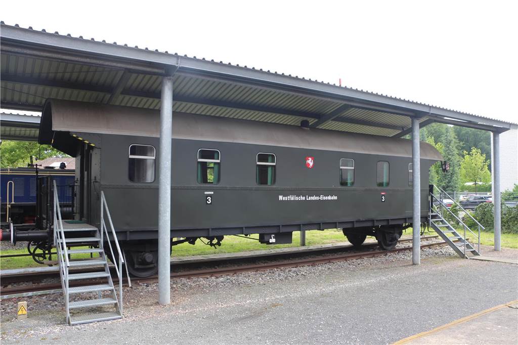 Historischer Eisenbahnwaggon: Brautpaaren wird der rote Teppich ausgelegt Historischer Eisenbahnwaggon am Stadtlohner Bahnhof