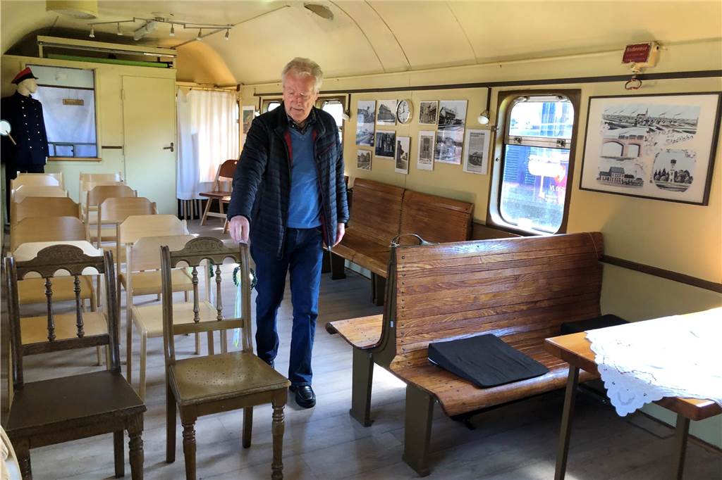 Saisonstart im Eisenbahnmuseum: Bahnhofsgeschichte wird wieder lebendig Blick in den historischen Personenwagen
