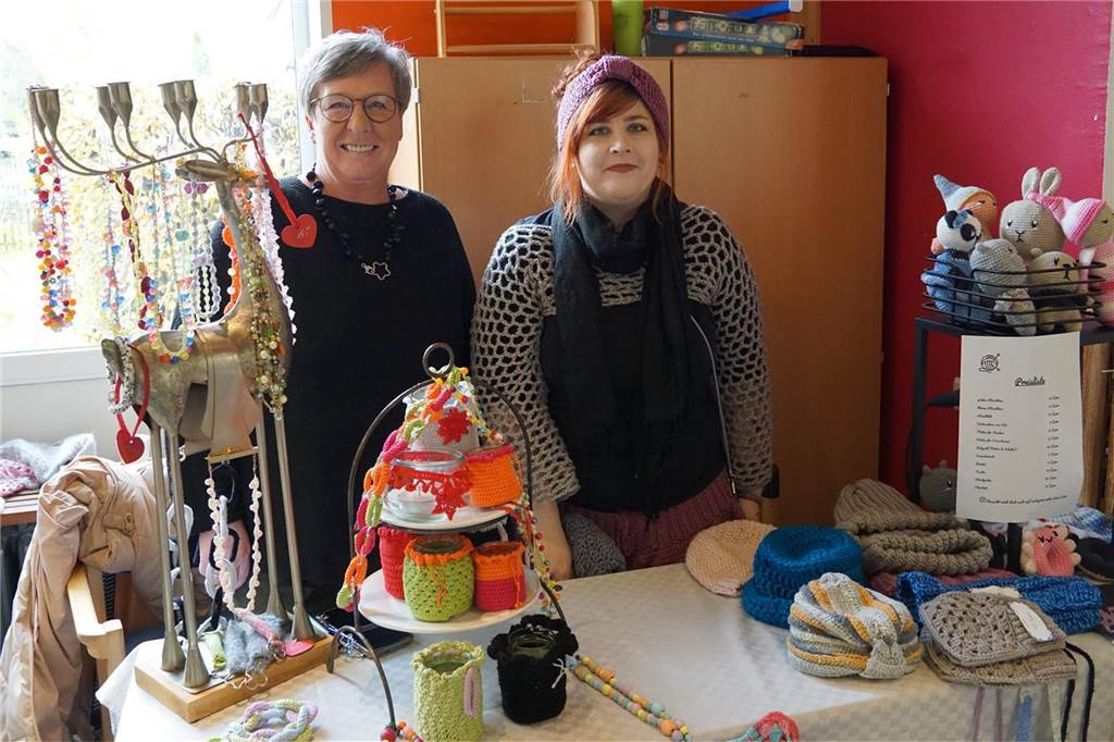 Diese Events stehen 2024 in Ascheberg an Zwei Frauen an ihrem Stand beim Hobby- und Künstlermarkt in Davensberg