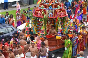Der Höhepunkt des Tempelfestes der Hindus ist der Umzug.