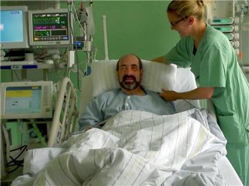 Der Höhlenforscher Johann Westhauser in seinem Krankenbett in der Unfallklinik Murnau. Foto: Unfallklinik Murnau/dpa