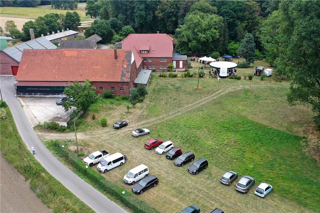 Schulze Altcappenberg zum 900-Jährigen: „Die Bauern nicht vergessen“ Der Hof Schulze Altcappenberg zwischen Cappenberg und Bork von oben aus betrachtet. Hier könnte sich der älteste Siedlungsbereich der Region befunden haben. Anlässlich des Hoffests parken viele Autos.