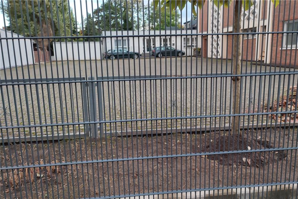 Moschee-Pläne: Anwohner sorgen sich ums Parken, Facebooker ums große Ganze Der Hof vor der ehemaligen Kirche: Hier ist zwar Platz, aber vielleicht nicht genug für Spitzenzeiten. Mit der baurechtlichen Prüfung von Stellplätzen an einem Gotteshaus wird sich aber die Stadtverwaltung beschäftigen, wenn es soweit ist.