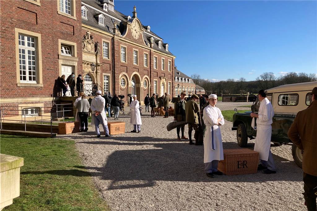 Manche Zuschauer gehen speziell wegen Schloss Nordkirchen in „Spencer“ Der Hof vorm Schloss wurde für die Dreharbeiten mit Kies aufgeschüttet.
