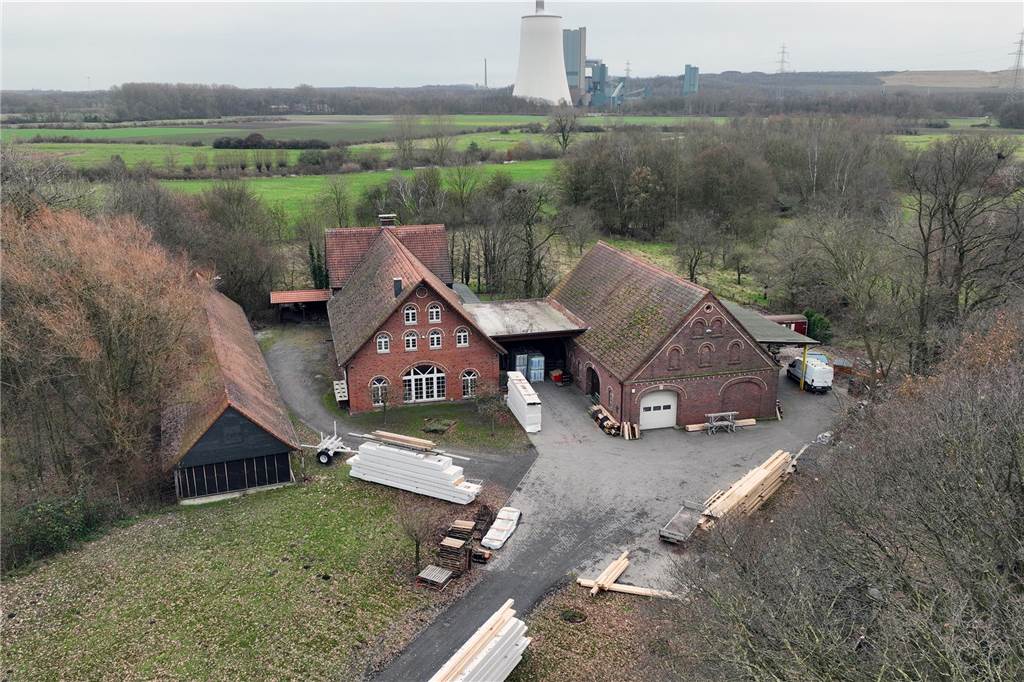 Hubertus Waterhues: „Die weiße Frau aus der Lippeaue ist meine Ahnin“ Der Hof Waterhues an der Lippe in Werne-Lenklar, einer der ältesten Hofstellen der ganzen Region. Familie Waterhues selbst ist hier seit 35 Jahren nicht mehr zuhause. Vor mehreren Jahren ist ein Dachdeckerbetrieb dort eingezogen zur Freude von Hubertus Waterhues, der das Gelände, auf dem seine Familie seit Jahrhunderten heimisch war, jetzt wieder in guten Händen weiß. Das Foto entstand kurz vor dem Hochwasser.