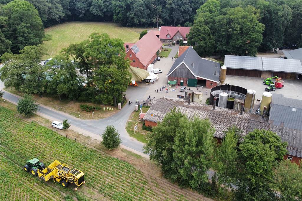 Video und viele Fotos: Mit der Fietse zum Hof – viele erlebten „Land(wirt)schaft Der Hof Werlemann in Quantwick aus der Vogelperspektive: Alles bereit für den Ansturm der Radler bei der Fietsentour Land(wirt)schaft erleben“ am Sonntag in Ahaus.