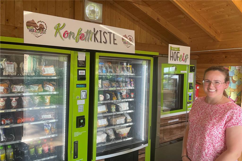 „Bettina’s Hofkonfetti“ vom Hof Hueske: Das hat der Hofladen zu bieten Bettina Hueske steht vor Automaten im Hofladen.